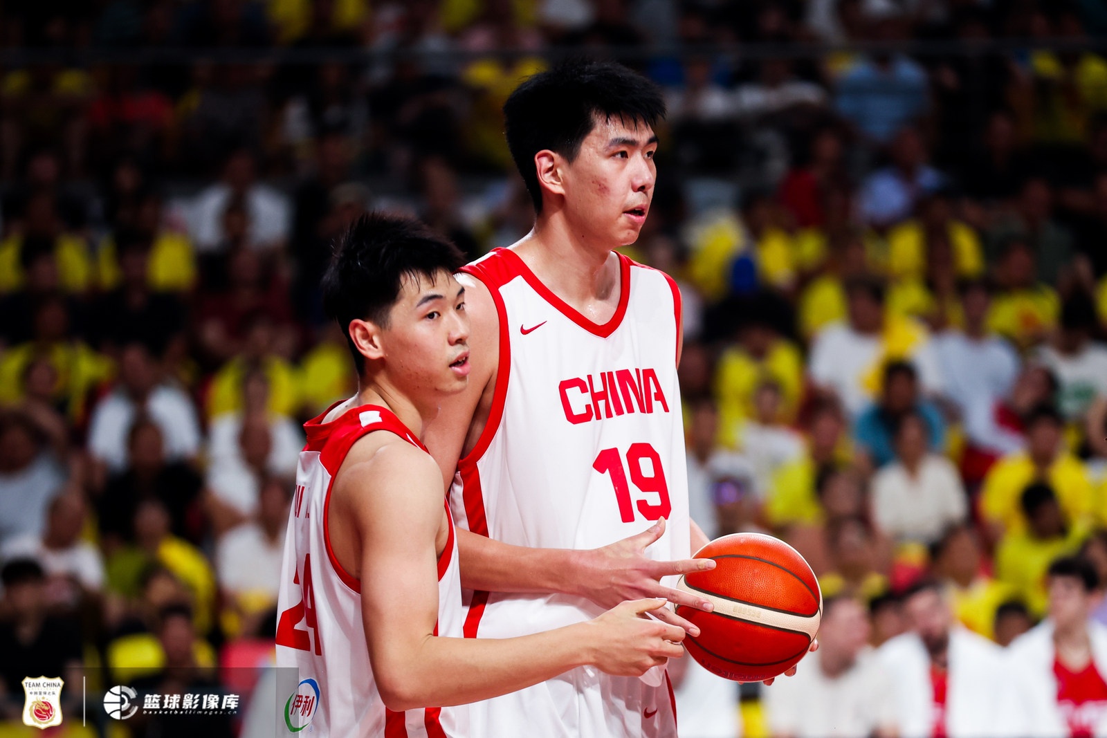 开云体育官方入口-媒体人：中国男篮集训队老中青3代搭配 年龄结构合理开始逐步换血